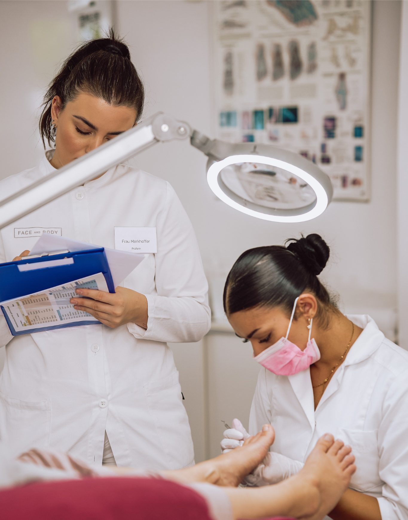 Kosmetikdozentin an einer Kosmetikschule mit ihrer Schülerin in München