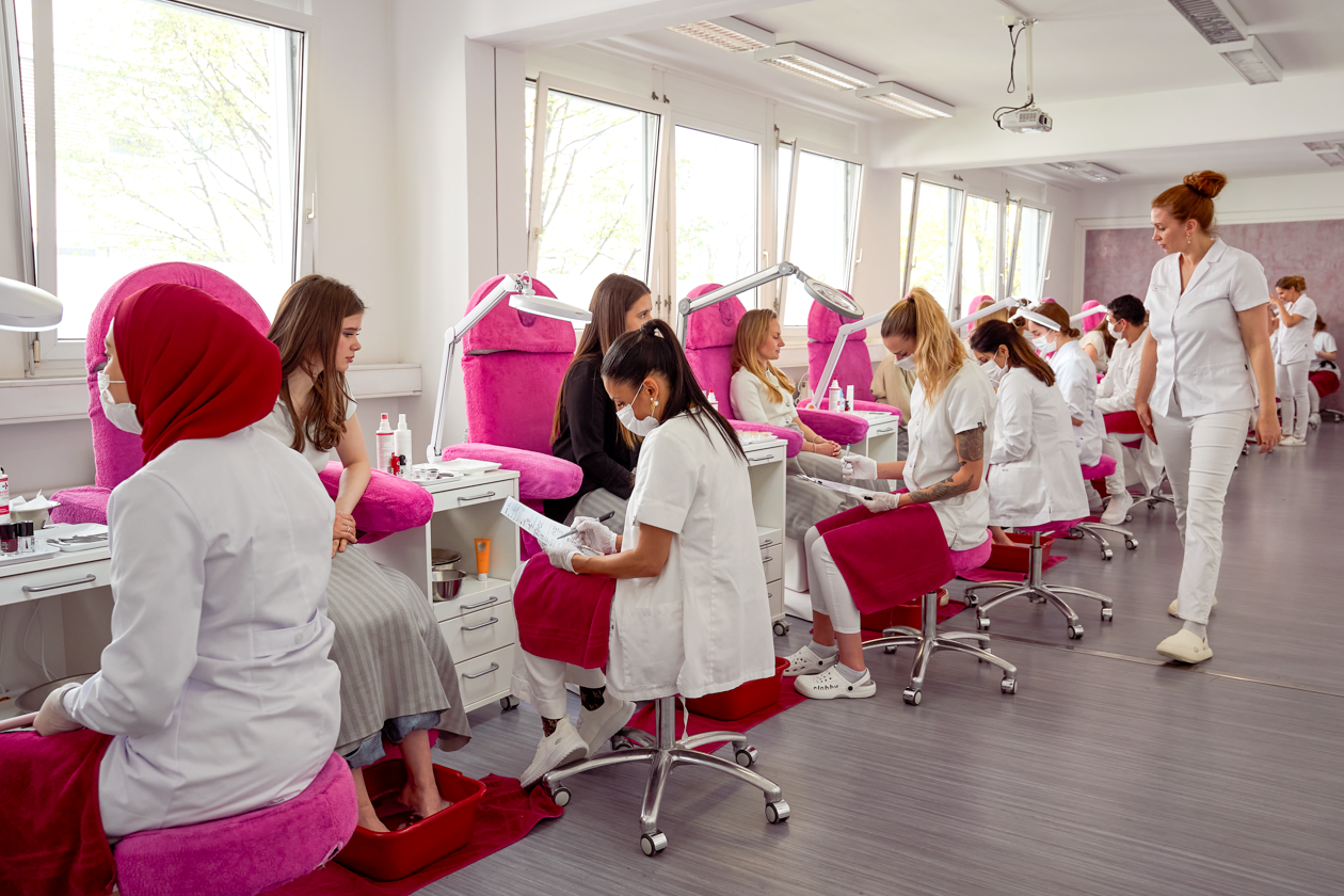 Günstige Kosmetikbehandlung Hochwertige und günstige Gesichtsbehandlung an der Face & Body Academy München München