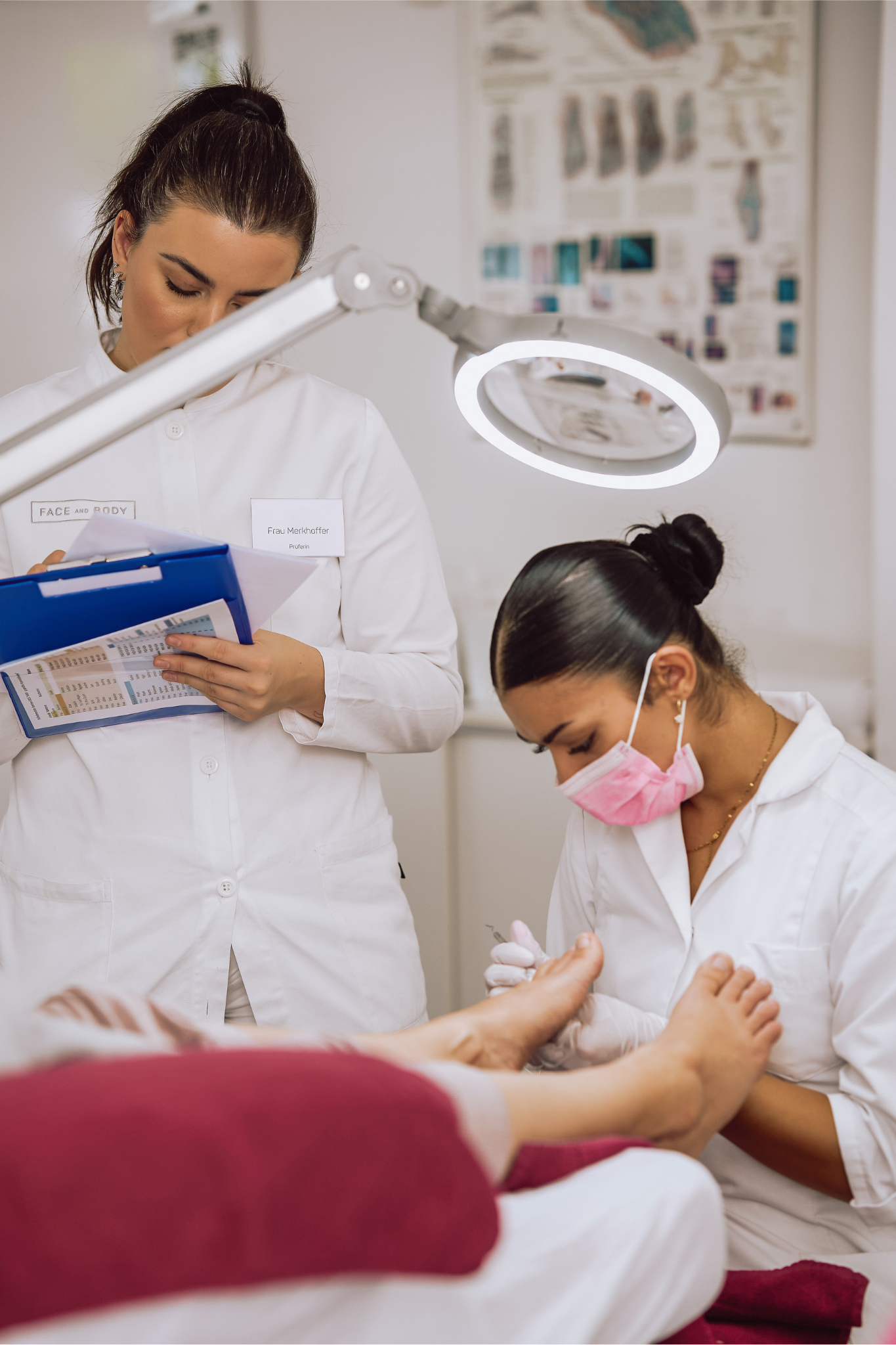 Kosmetikdozentin an einer Kosmetikschule mit ihrer Schülerin in München