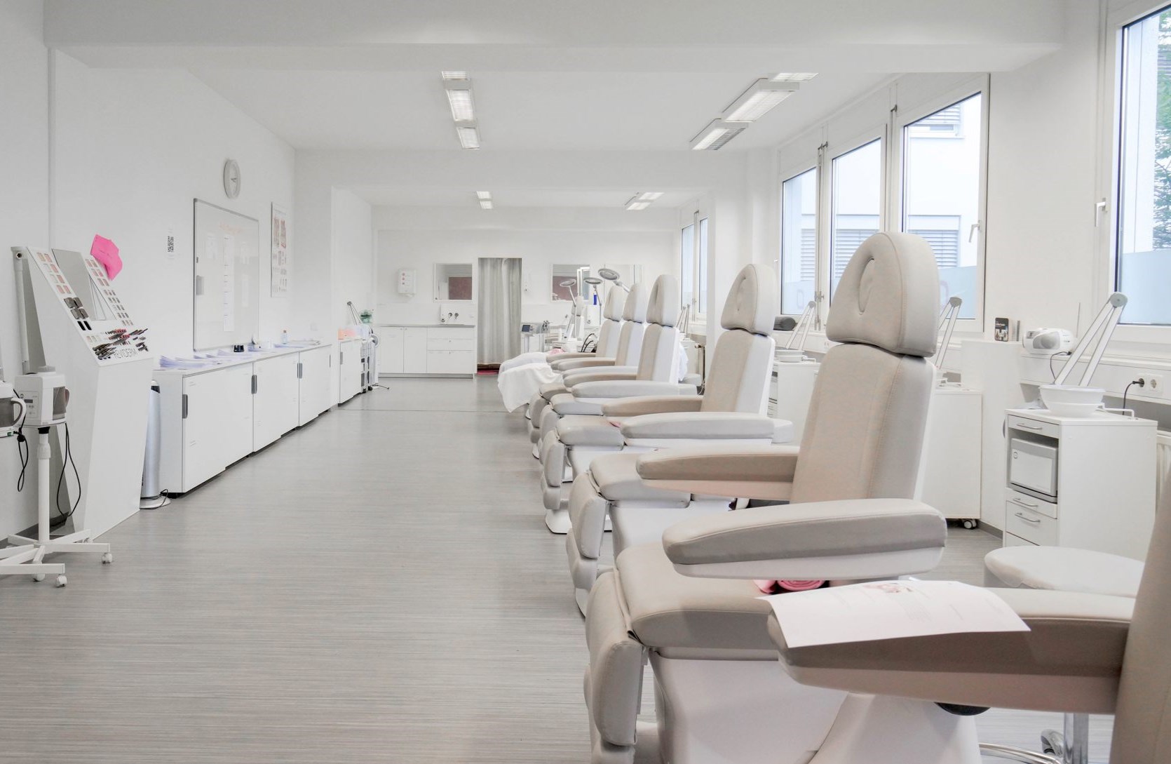 Schulungsraum für Kosmetik in München mit Liegen