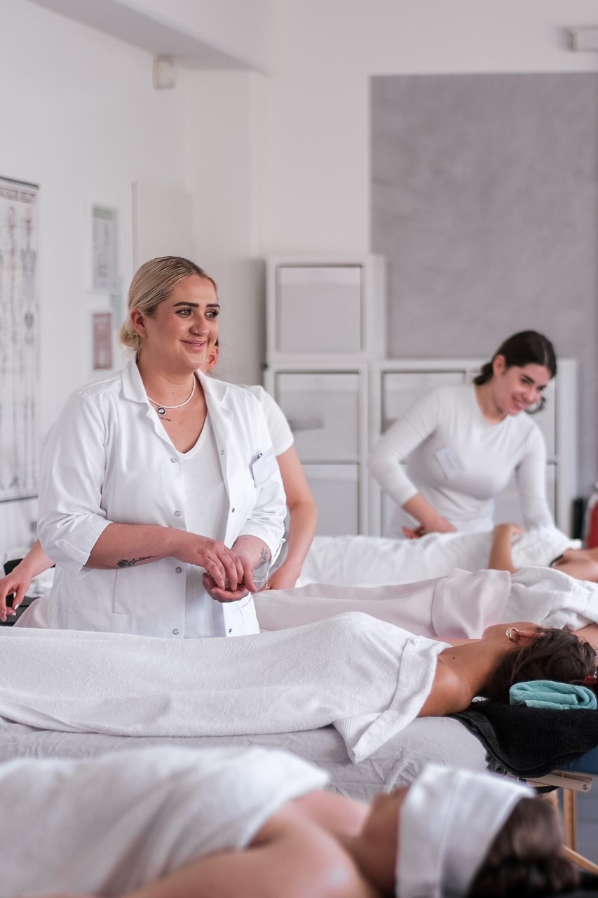 Klassenzimmer mit Schulungsplatz für praktische Kosmetikanwendungen