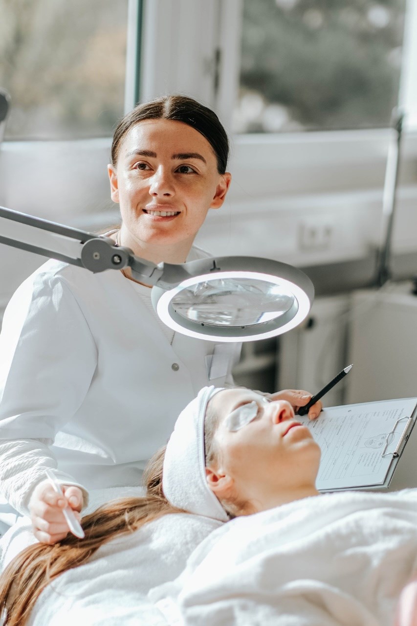 Kosmetikschülerinnen beim Üben der Hautdiagnose im Unterrichtsmodul